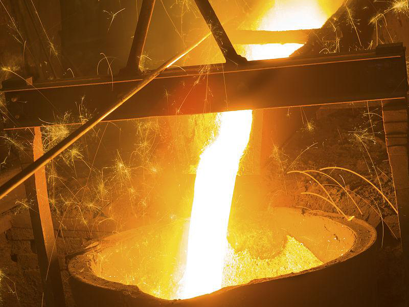 中頻熔煉爐在熔煉不同種類的鐵料時(shí)，質(zhì)量控制方法有何不同？